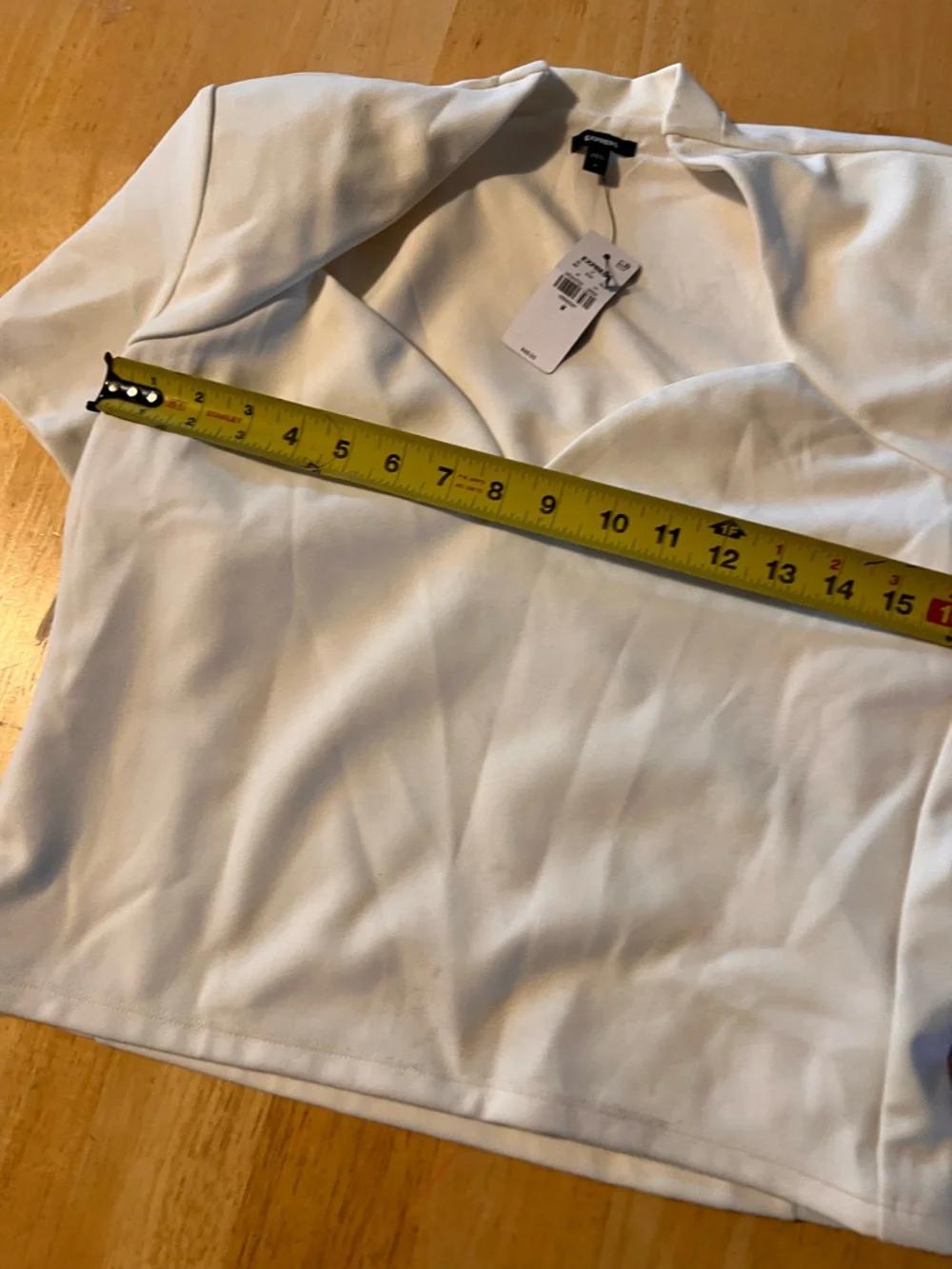 Express White Studio stretch Crepe Sweetheart V-Neck short sleeve Top - Picture 4 of 9